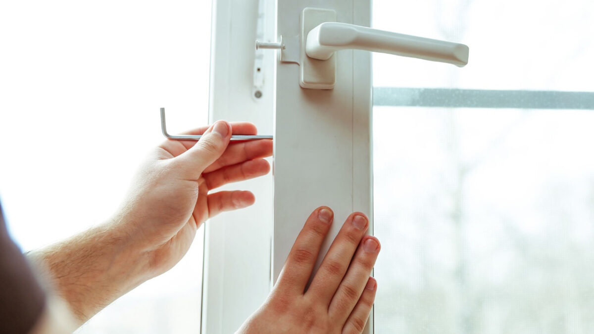 آموزش رگلاژ پنجره UPVC در خانه